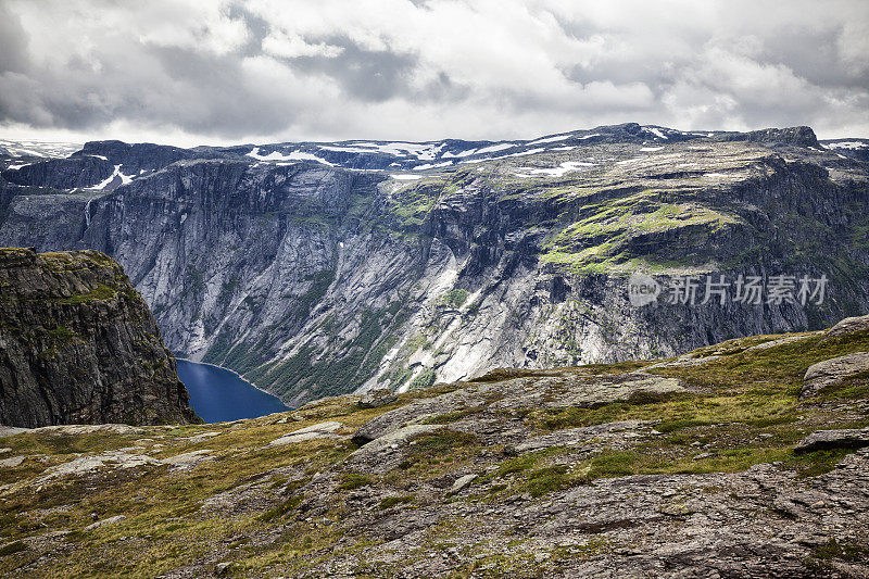 从Trolltunga Ringedalsvatnet公路上看湖